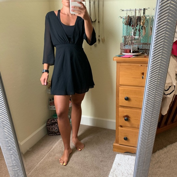 Tobi Dresses & Skirts - Cute long sleeve little black dress🖤